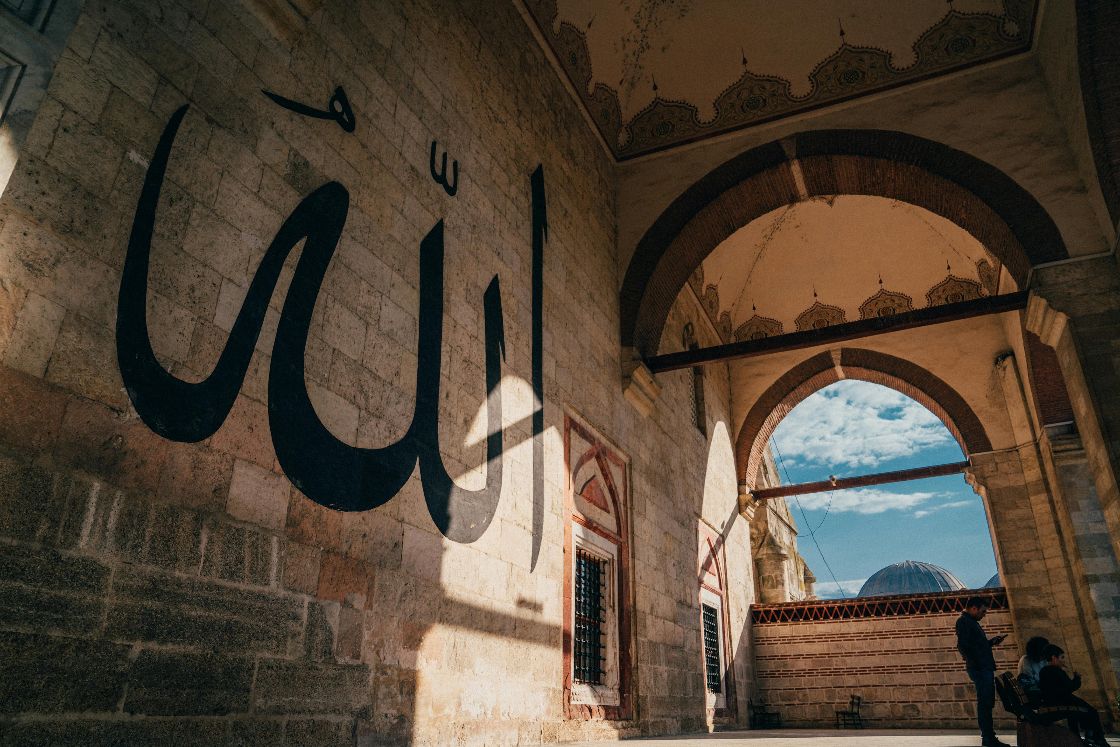 Les 99 Noms d'Allah : Un Voyage à Travers les Attributs Divins